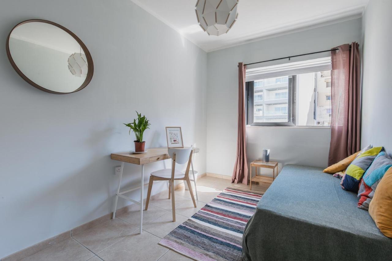 Stylish 3 Bedroom Apartment - St. Julians - 5 Mins From Balluta Bay Saint Julian's Bagian luar foto