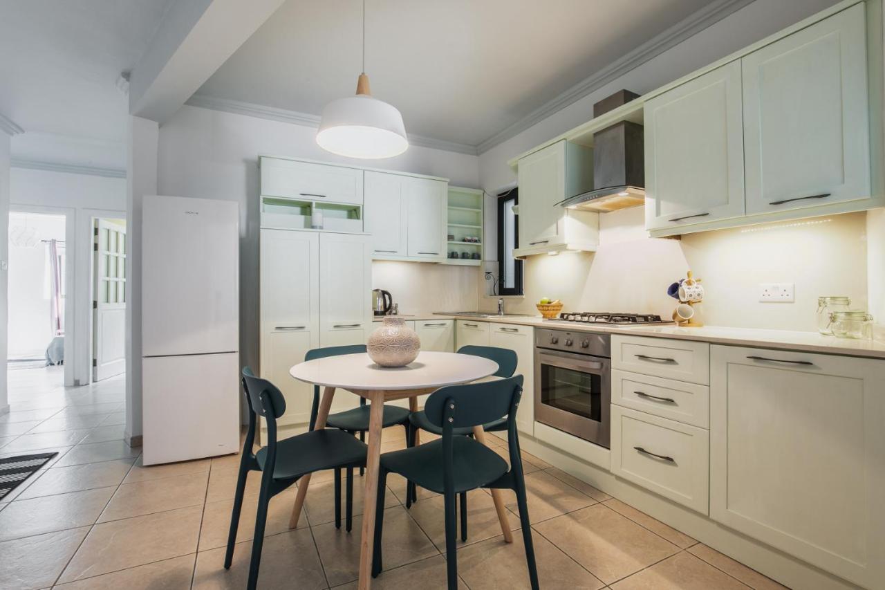 Stylish 3 Bedroom Apartment - St. Julians - 5 Mins From Balluta Bay Saint Julian's Bagian luar foto